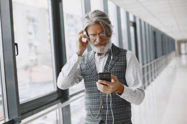 Resmi takım elbiseli düşünceli, olgun iş adamı.