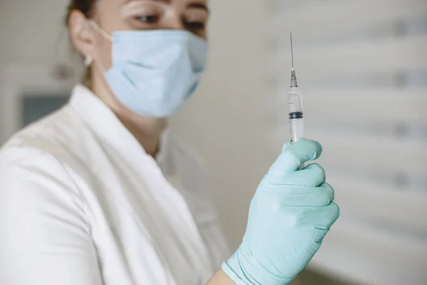 Homan houdt corona virus vaccin in haar handen — Stockfoto