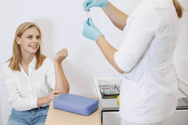 Verpleegster neemt bloedmonster van de patiënt in het dokterskantoor — Stockfoto