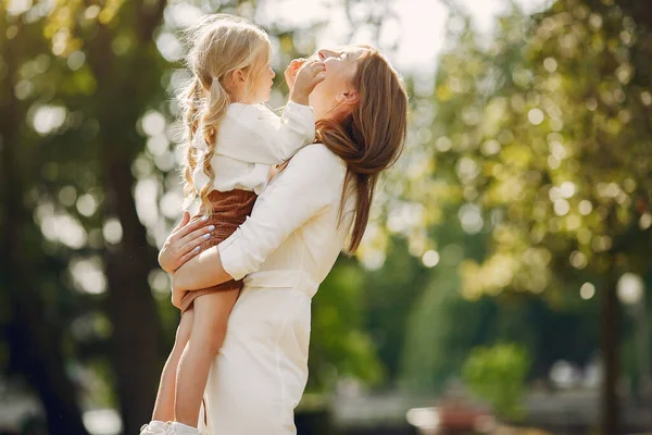 Madre con hija pequeña jugando en un parque de verano — Foto de Stock