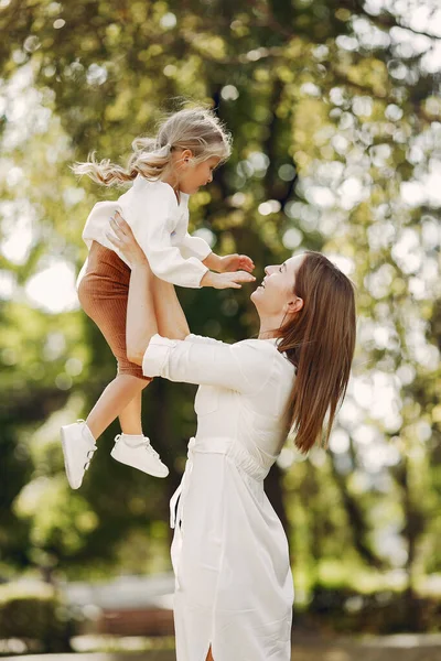 Madre con hija pequeña jugando en un parque de verano — Foto de Stock