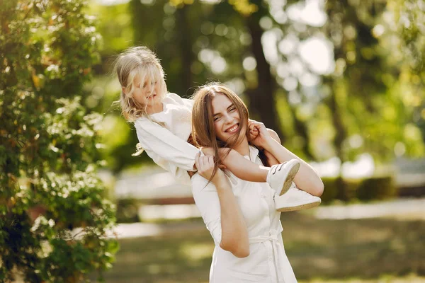 Mãe com filhinha brincando em um parque de verão — Fotografia de Stock