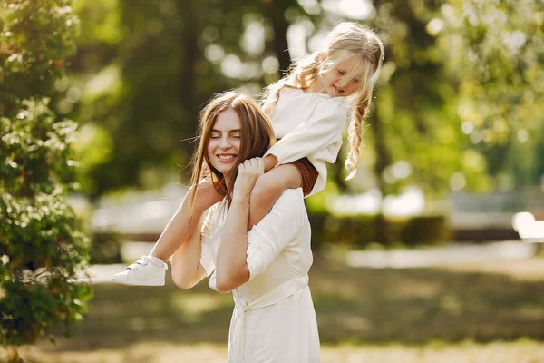 Madre con hija pequeña jugando en un parque de verano — Foto de Stock