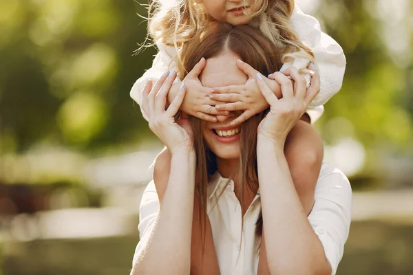 Mãe com filhinha brincando em um parque de verão — Fotografia de Stock
