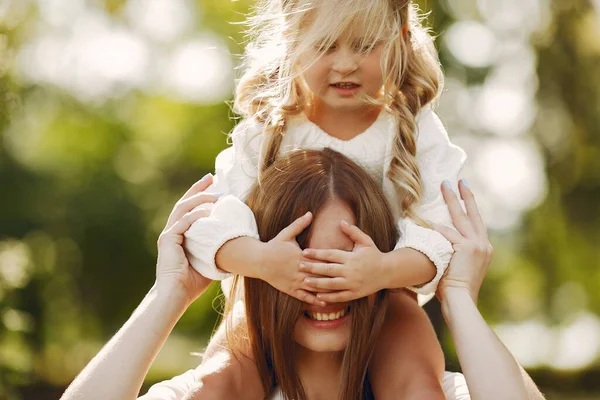 Madre con hija pequeña jugando en un parque de verano — Foto de Stock