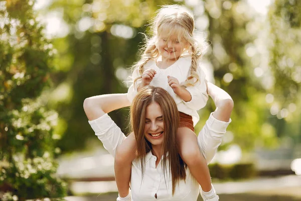 Madre con hija pequeña jugando en un parque de verano — Foto de Stock