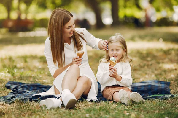 Mother with little daughter playing in a summer park — Stock Photo, Image