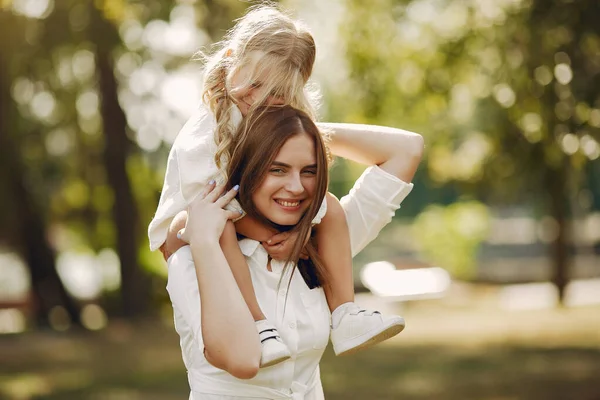 Мати з маленькою донькою грає в літньому парку — стокове фото