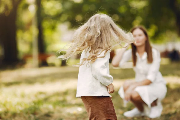 Anne ve küçük kızı bir yaz parkında oynuyorlar.