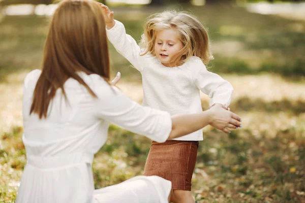 Mutter mit kleiner Tochter spielt im Sommerpark — Stockfoto