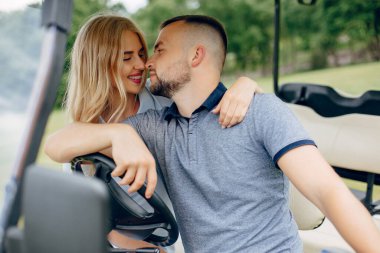 Güzel bir çift yaz ormanında vakit geçirir.