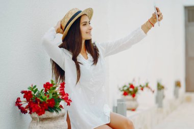 Çekici kız havuzun güneşli havasını seviyor.