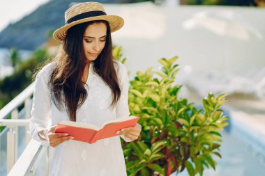 Çekici kız havuzun güneşli havasını seviyor.