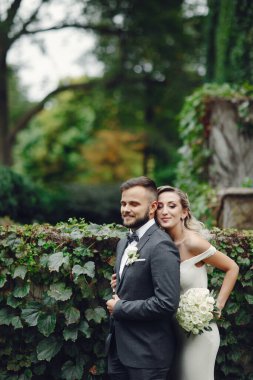 Şikago 'da üniversitenin yakınındaki parkta yürüyen bir çift.