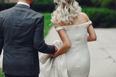 Şikago 'da üniversitenin yakınındaki parkta yürüyen bir çift.