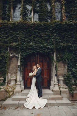 Şikago 'da üniversitenin yakınındaki parkta yürüyen bir çift.