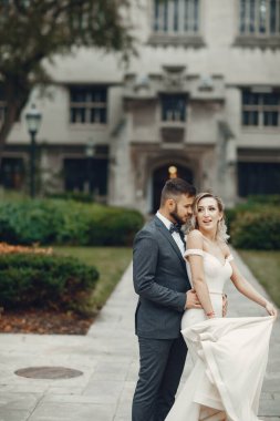 Şikago 'da üniversitenin yakınındaki parkta yürüyen bir çift.