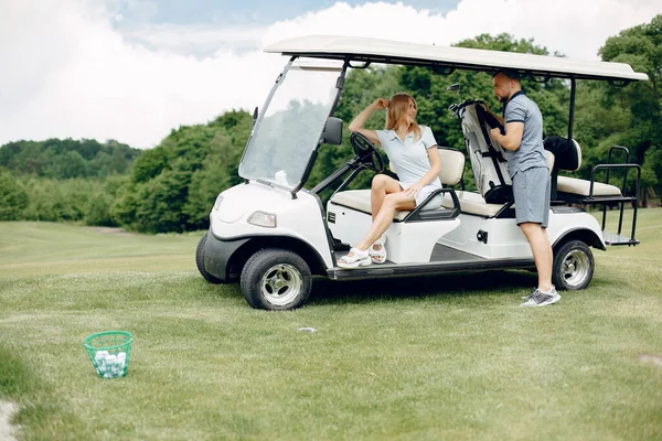 Golf sahasında golf oynayan güzel bir çift. — Stok fotoğraf