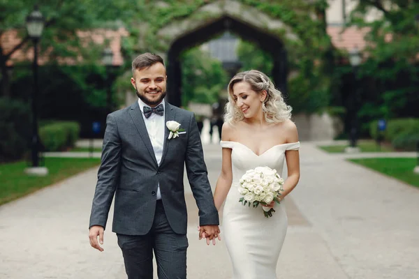 Casal de casamento andando no parque perto da universidade em Chicago — Fotografia de Stock