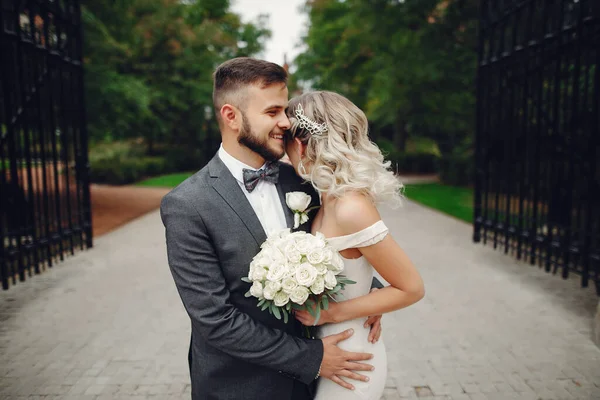 Casal de casamento andando no parque perto da universidade em Chicago — Fotografia de Stock