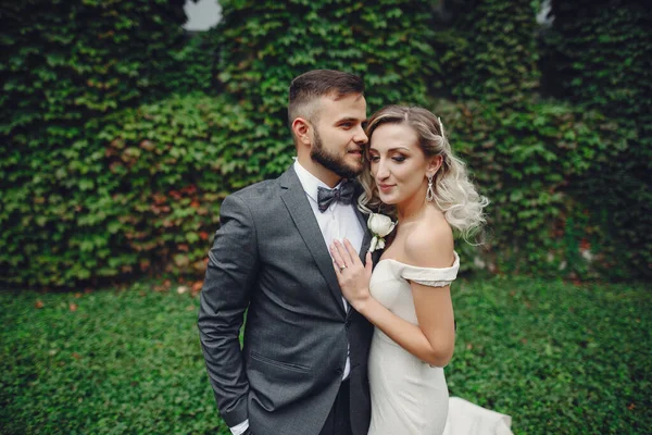 Şikago 'da üniversitenin yakınındaki parkta yürüyen bir çift.