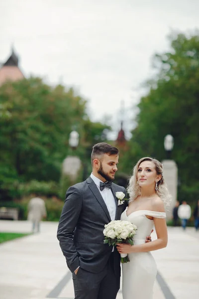 Casal de casamento andando no parque perto da universidade em Chicago — Fotografia de Stock