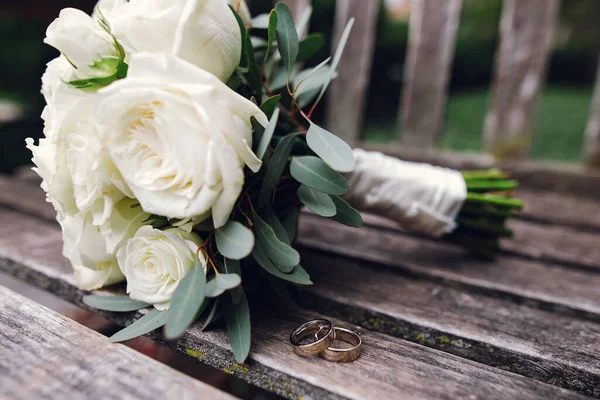 Hochzeitspaar spaziert im Park in der Nähe der Universität in Chicago — Stockfoto