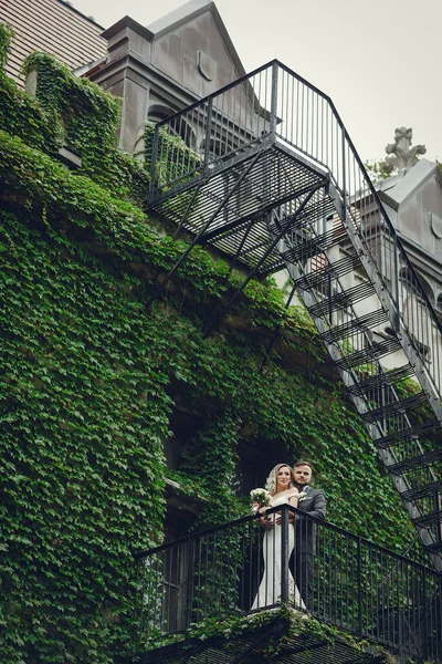 Bruiloft koppel wandelen in het park in de buurt van de universiteit in Chicago — Stockfoto