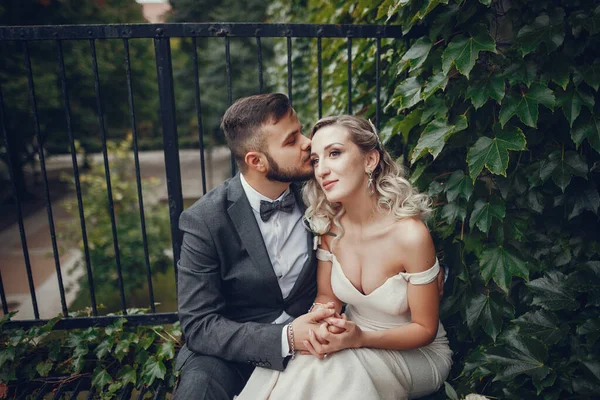 Casal de casamento andando no parque perto da universidade em Chicago — Fotografia de Stock