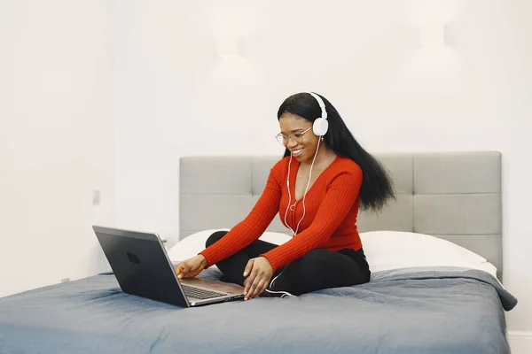 Mulher africana trabalhando online em casa — Fotografia de Stock