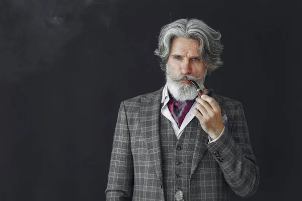 Elegantní starší muž s dýmkou — Stock fotografie