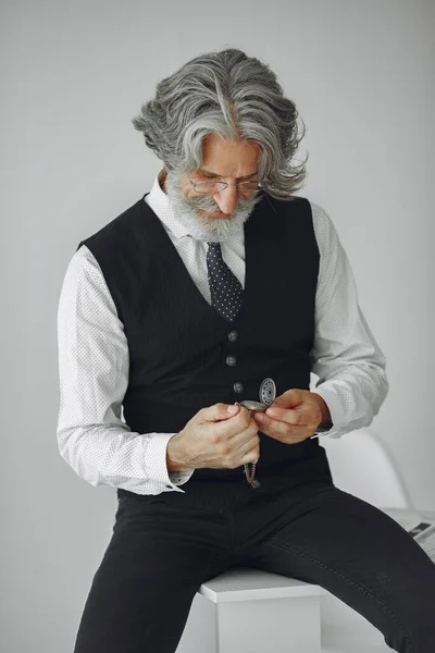 Guapo pensativo maduro hombre de negocios en traje formal — Foto de Stock