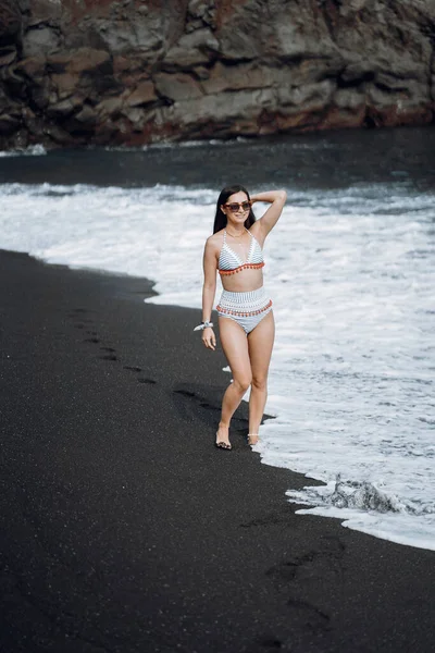 멋진 수영복을 입은 소녀는 해변에서 쉴 시간 이 있다 — 스톡 사진