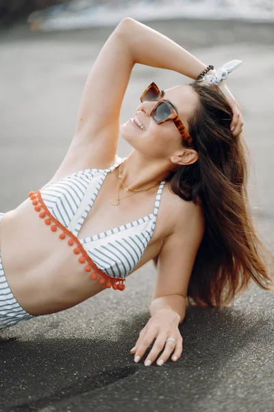 Дівчина в стильному купальнику відпочиває на пляжі — стокове фото