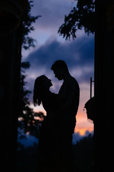 Σιλουέτα ζευγαριού στο φόντο ηλιοβασιλέματος — Φωτογραφία Αρχείου