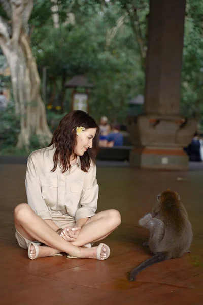 휴가중인 여자가 원숭이 랑노는 모습 — 스톡 사진
