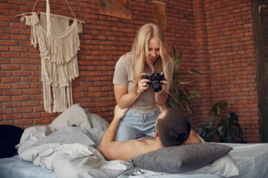 Odada bir yatakta oturan çift.