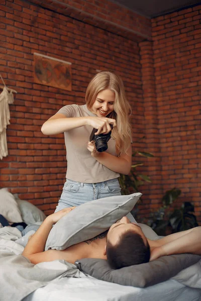 Odada bir yatakta oturan çift.