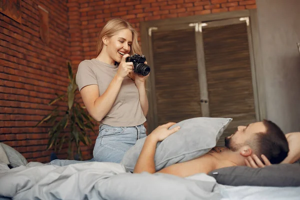 Par som sitter på en säng i ett rum — Stockfoto