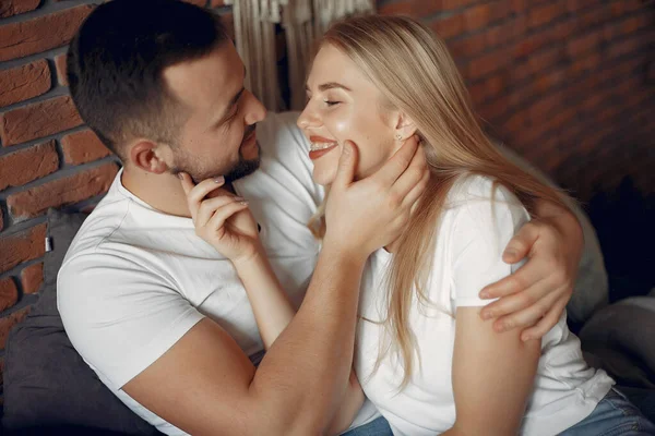 Coppia seduta su un letto in camera — Foto Stock