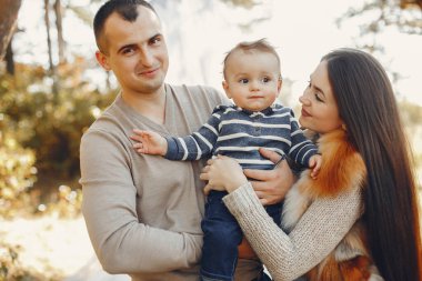 Yaz parkında oynayan sevimli bir aile.