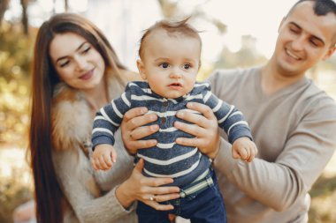 Yaz parkında oynayan sevimli bir aile.