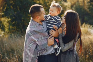 Yaz parkında oynayan sevimli bir aile.