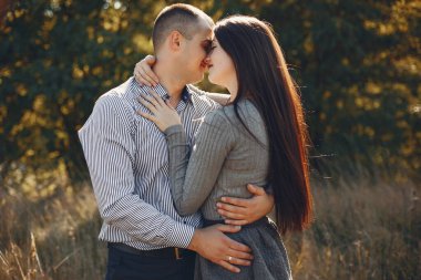 Güzel bir çift yaz parkında vakit geçirir.