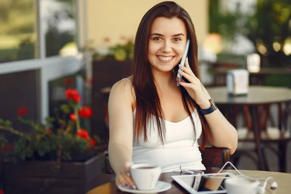 Zakenvrouw met tablet werkt in een café — Stockfoto