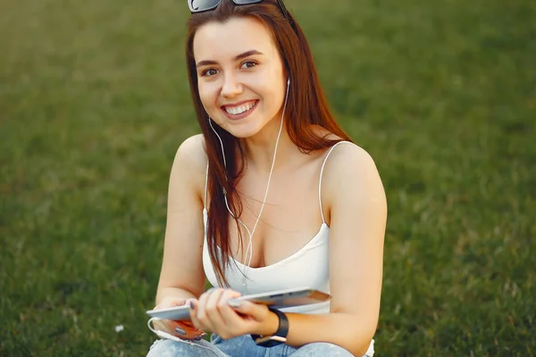 Meisje op een universiteitscampus met een tablet — Stockfoto