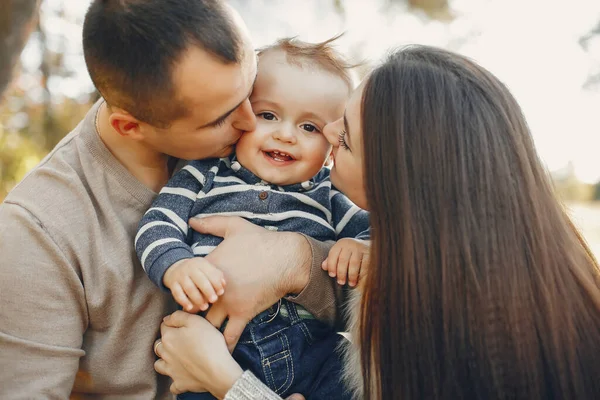 Família bonito jogando em um parque de verão — Fotografia de Stock