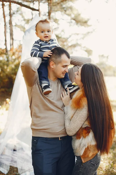 Família bonito jogando em um parque de verão — Fotografia de Stock