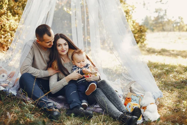 Família bonito jogando em um parque de verão — Fotografia de Stock