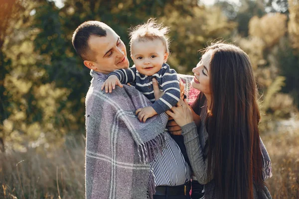 Família bonito jogando em um parque de verão — Fotografia de Stock